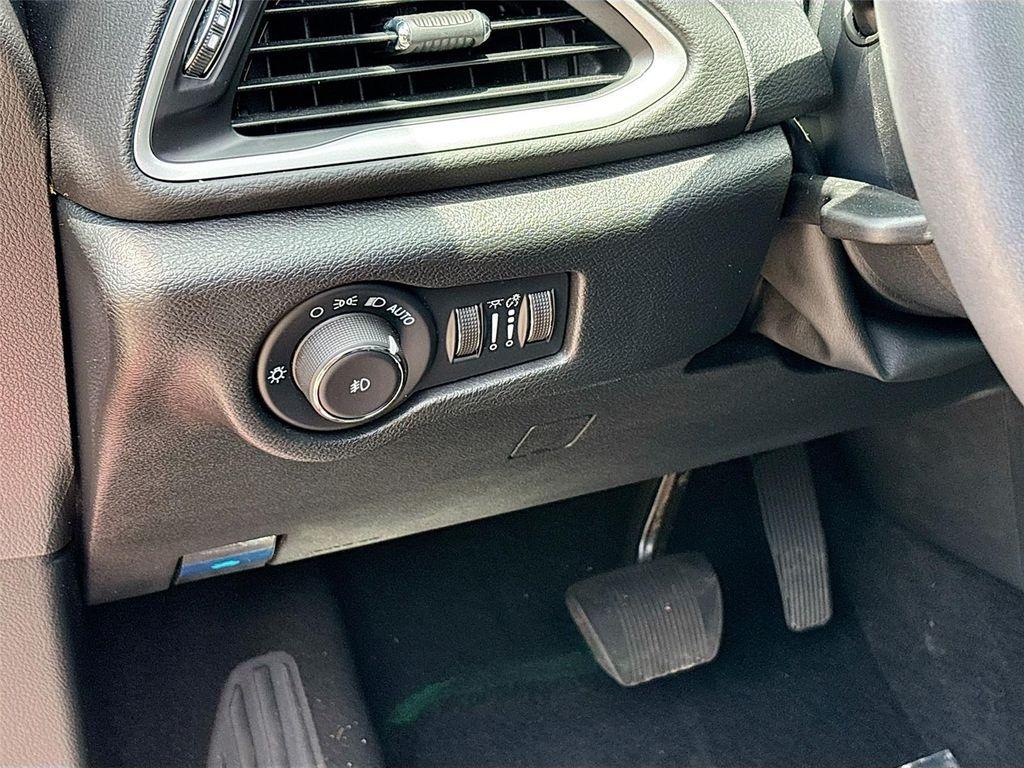 used 2025 Chrysler Pacifica car, priced at $29,395