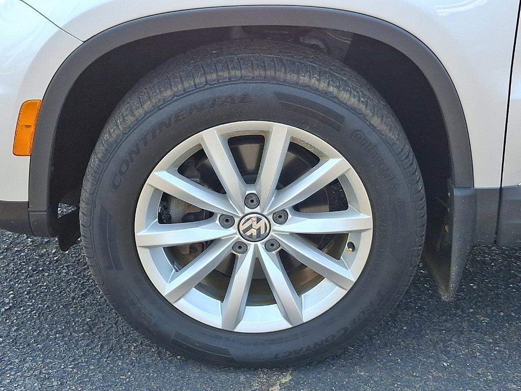 2017 Reflex Silver Metallic Volkswagen Tiguan