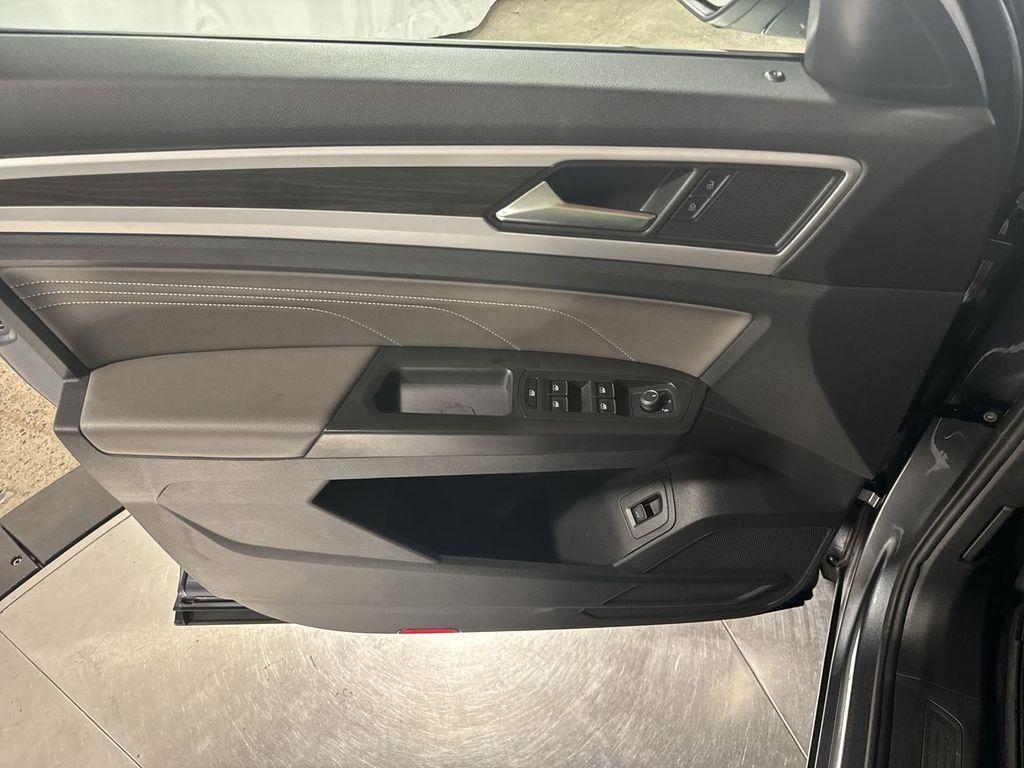 2022 Platinum Gray Metallic Volkswagen Atlas