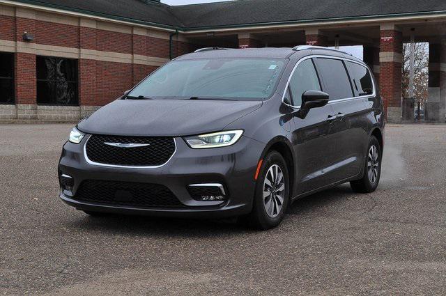 used 2021 Chrysler Pacifica Hybrid car, priced at $17,621