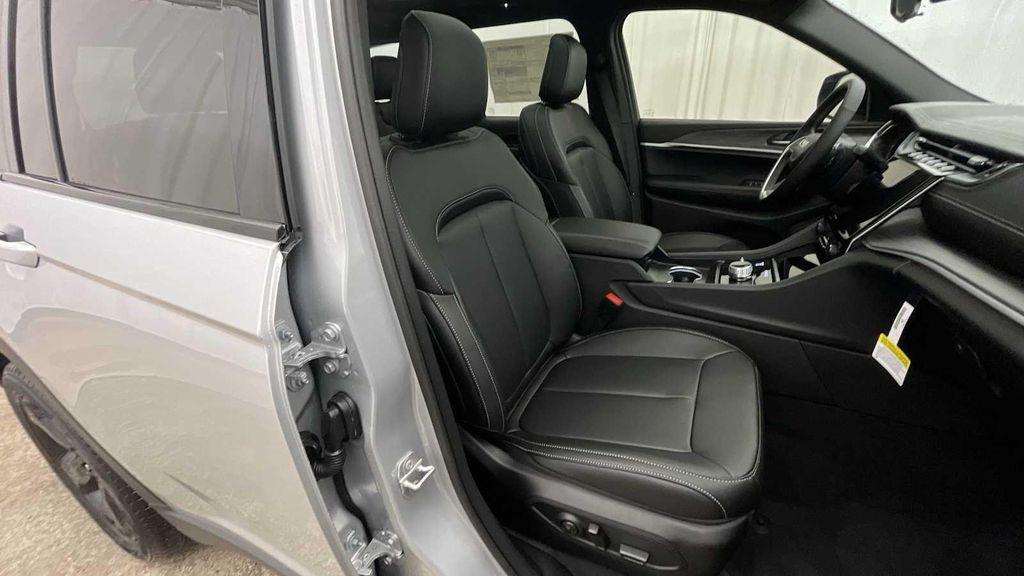 new 2025 Jeep Grand Cherokee car, priced at $45,305