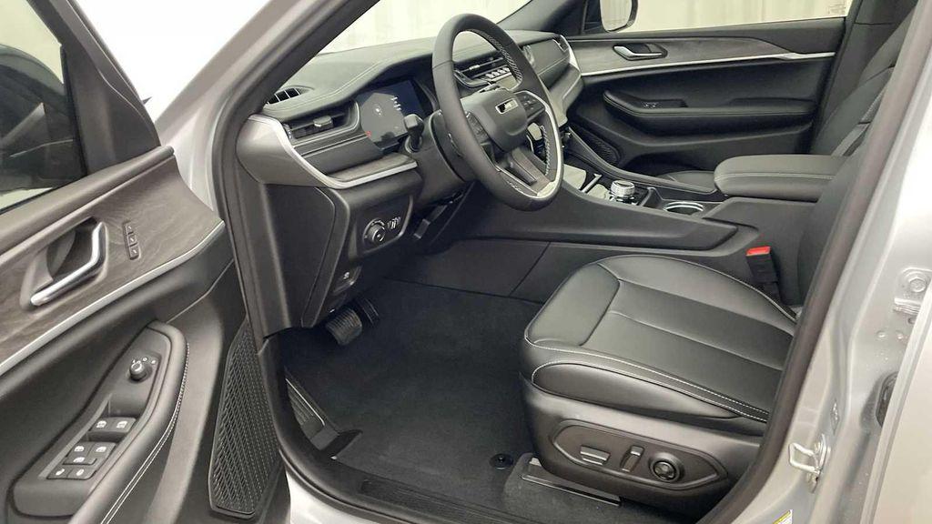 new 2025 Jeep Grand Cherokee car, priced at $45,305