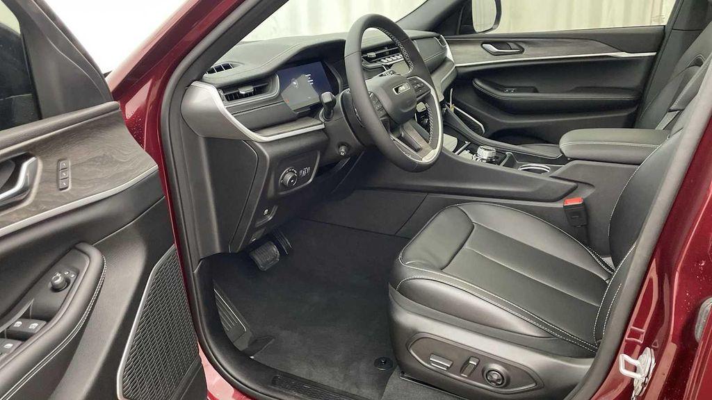 new 2025 Jeep Grand Cherokee car, priced at $55,680