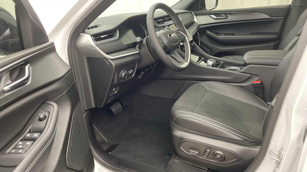 new 2025 Jeep Grand Cherokee car, priced at $36,880