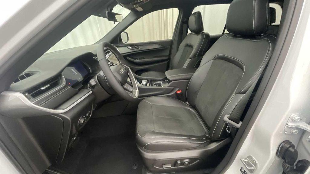 new 2025 Jeep Grand Cherokee car, priced at $36,880