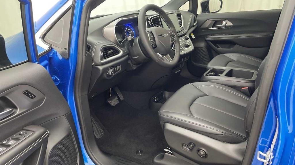 new 2026 Chrysler Pacifica car, priced at $46,885