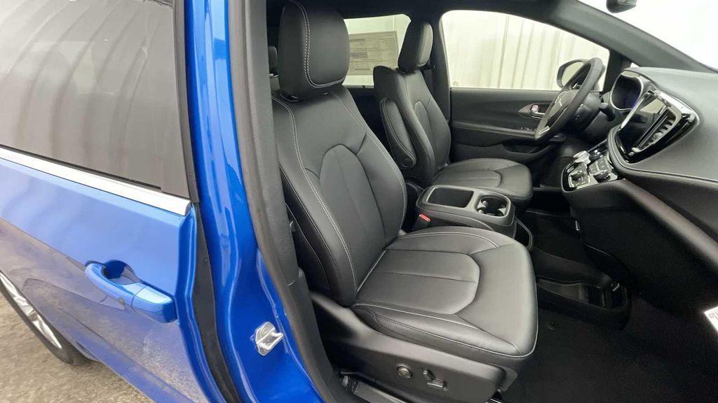 new 2026 Chrysler Pacifica car, priced at $46,885