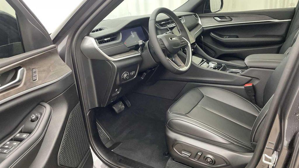 new 2025 Jeep Grand Cherokee car, priced at $47,980