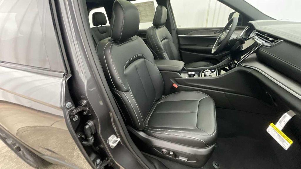 new 2025 Jeep Grand Cherokee car, priced at $47,980