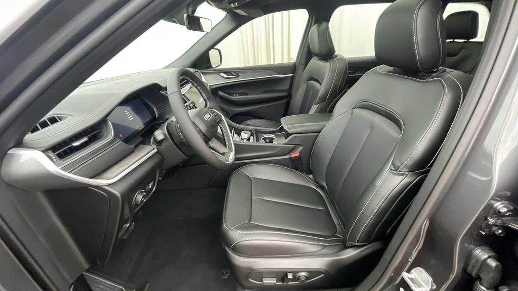 new 2025 Jeep Grand Cherokee car, priced at $47,980