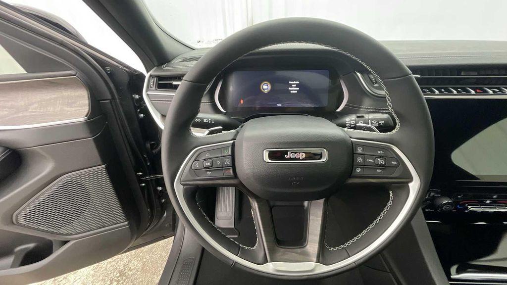 new 2025 Jeep Grand Cherokee car, priced at $47,980