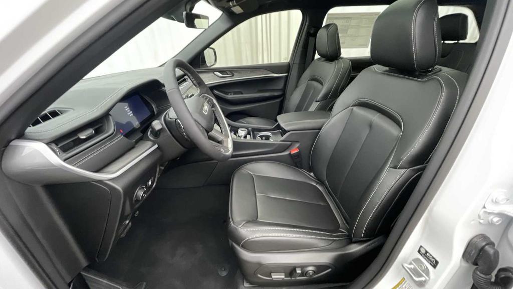 new 2026 Jeep Grand Cherokee car, priced at $47,480