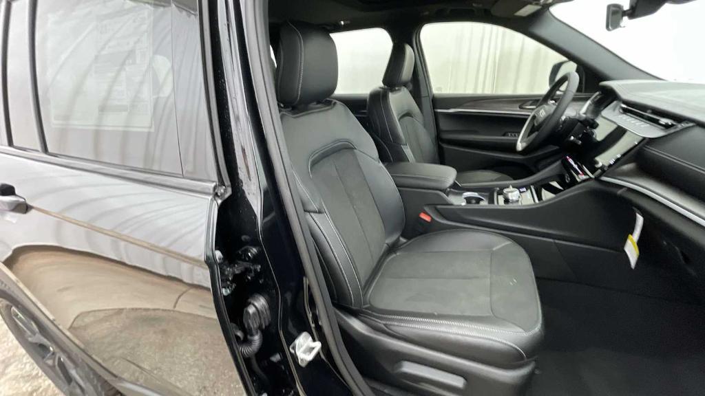 new 2026 Jeep Grand Cherokee car, priced at $45,673