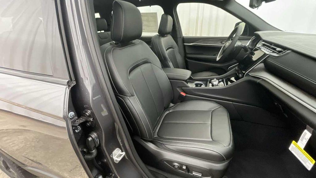 new 2025 Jeep Grand Cherokee L car, priced at $51,917