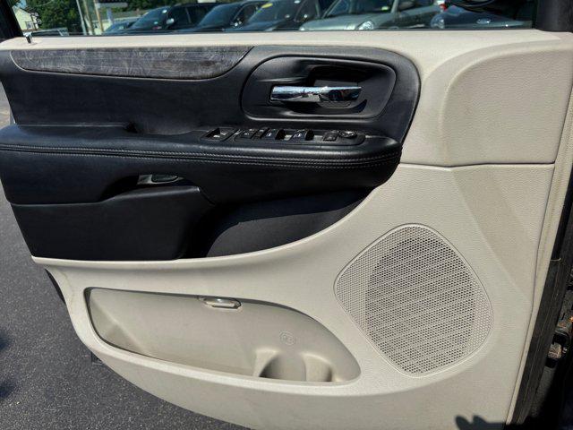 2011 Dark Charcoal Pearl Dodge Grand Caravan