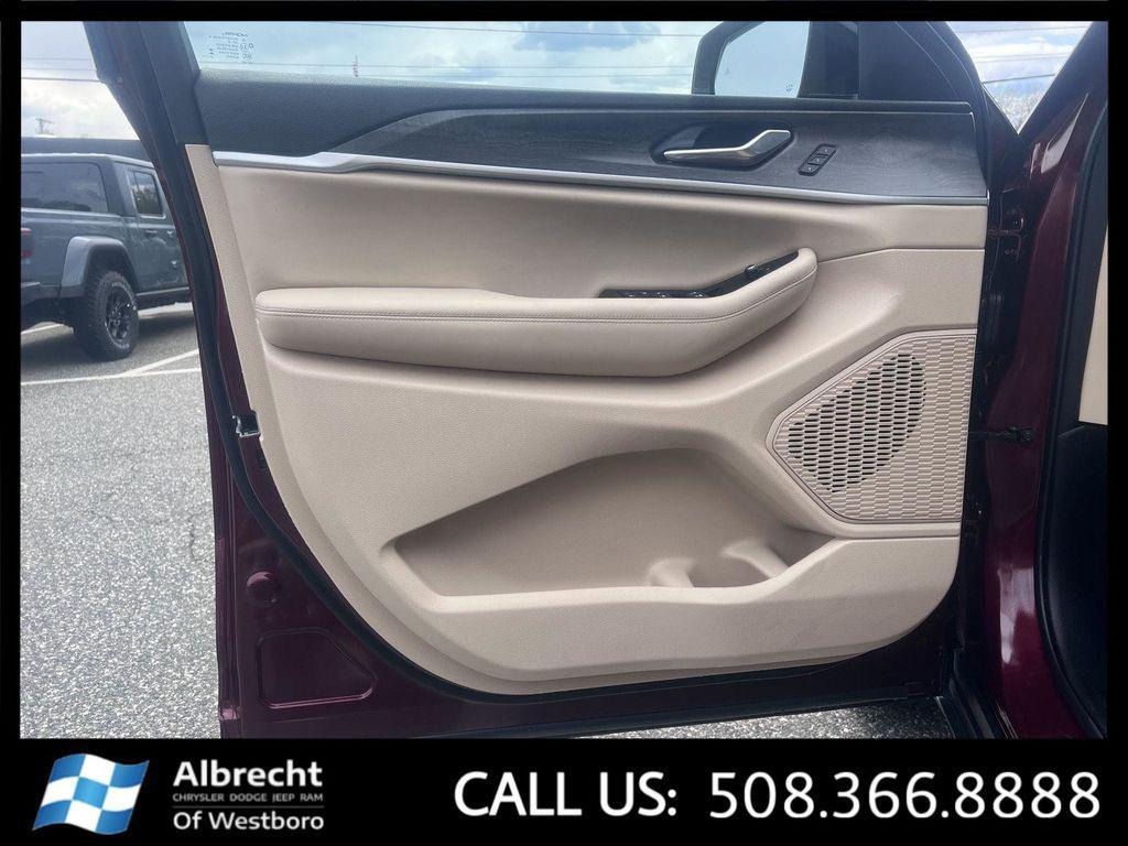used 2025 Jeep Grand Cherokee car