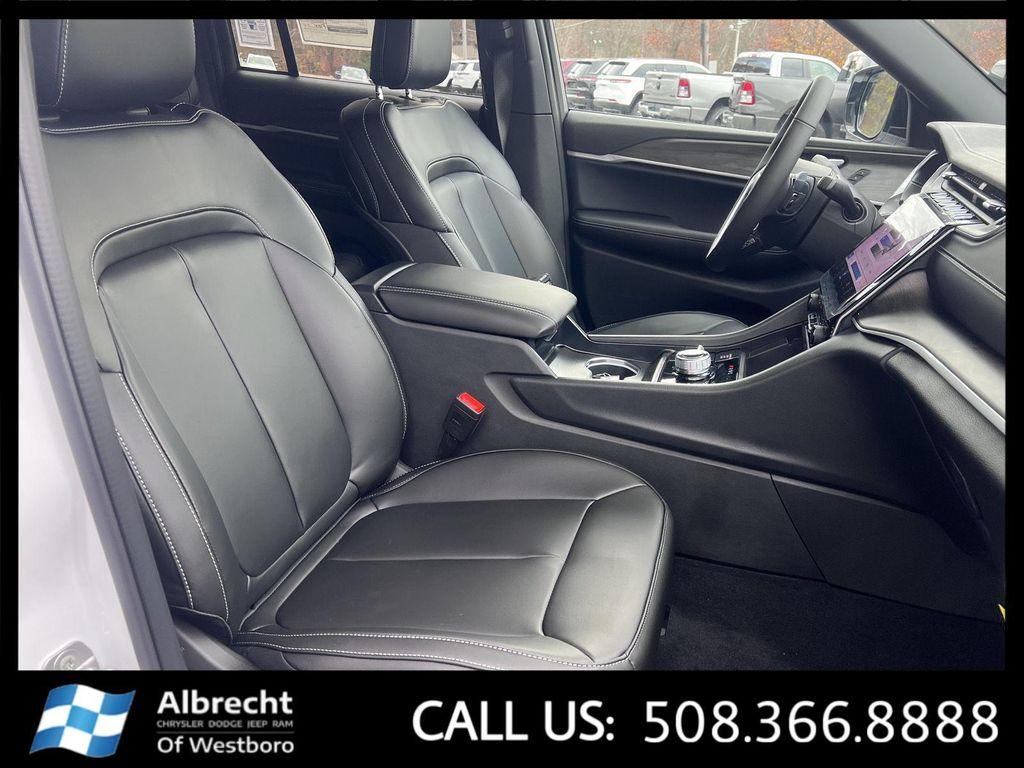 new 2025 Jeep Grand Cherokee car, priced at $46,976