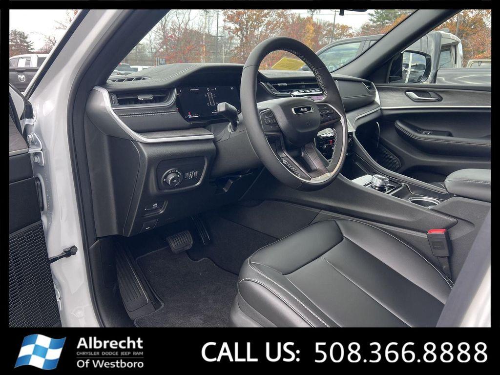 new 2025 Jeep Grand Cherokee car, priced at $46,976