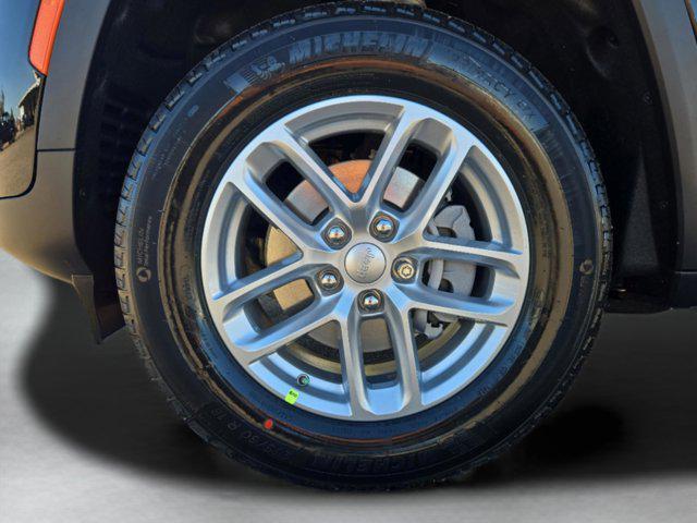 new 2025 Jeep Grand Cherokee car, priced at $27,990