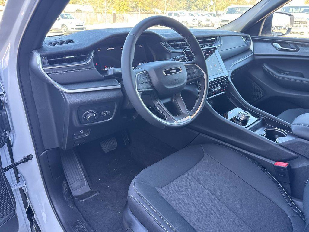 new 2025 Jeep Grand Cherokee car, priced at $37,090