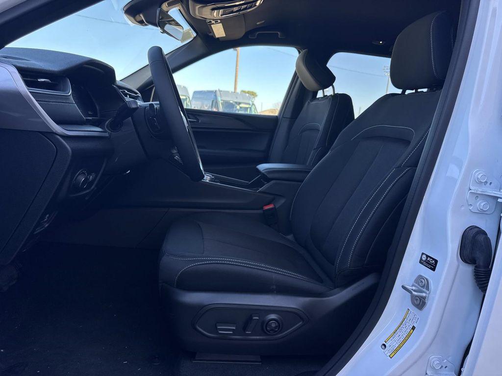 new 2025 Jeep Grand Cherokee car, priced at $37,090