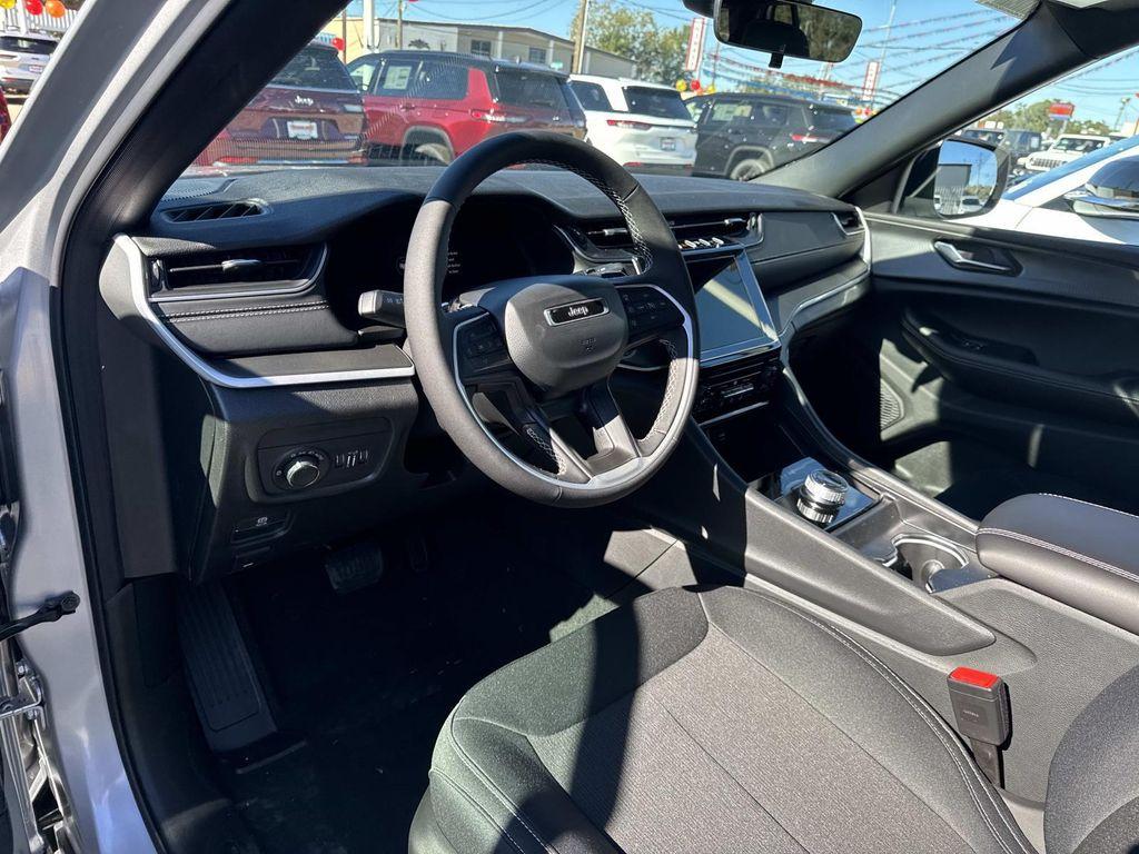 new 2025 Jeep Grand Cherokee car, priced at $37,625