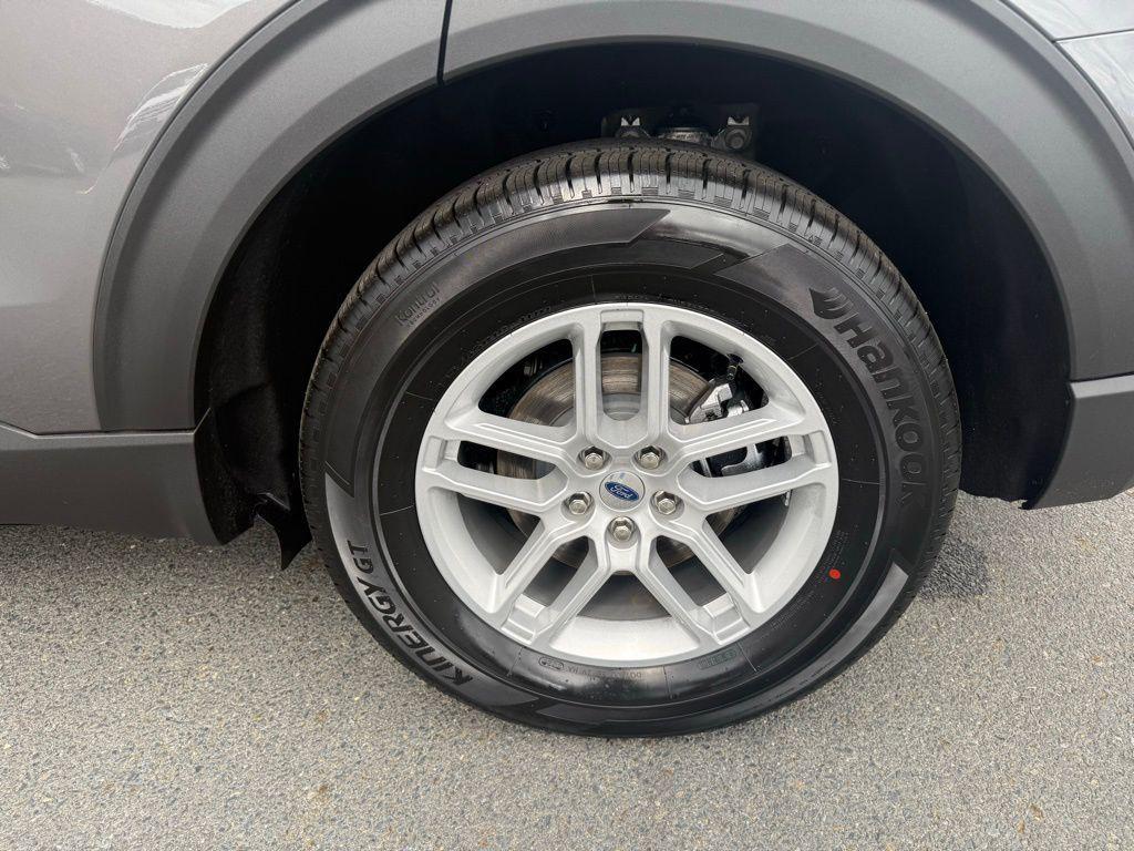 new 2025 Ford Explorer car, priced at $39,777