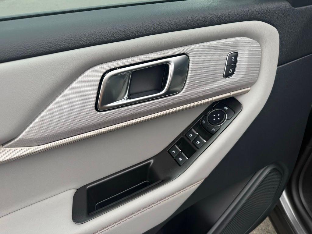new 2025 Ford Explorer car, priced at $39,777