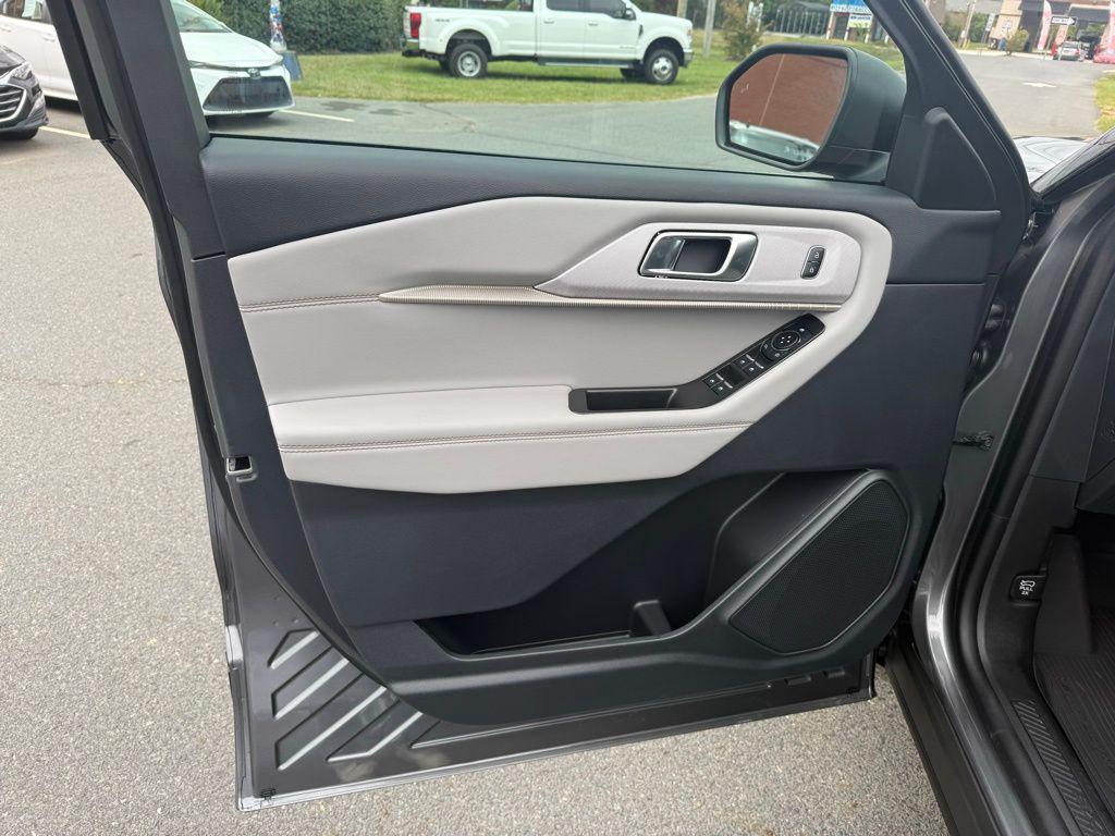 new 2025 Ford Explorer car, priced at $39,777