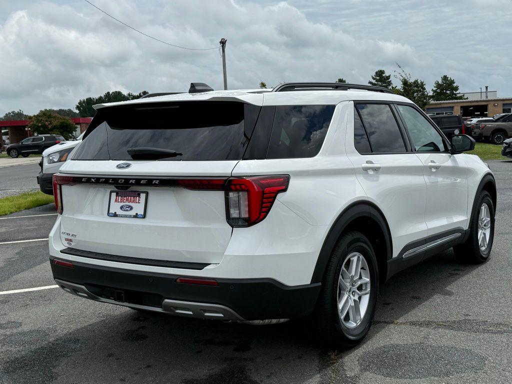 new 2025 Ford Explorer car, priced at $40,277