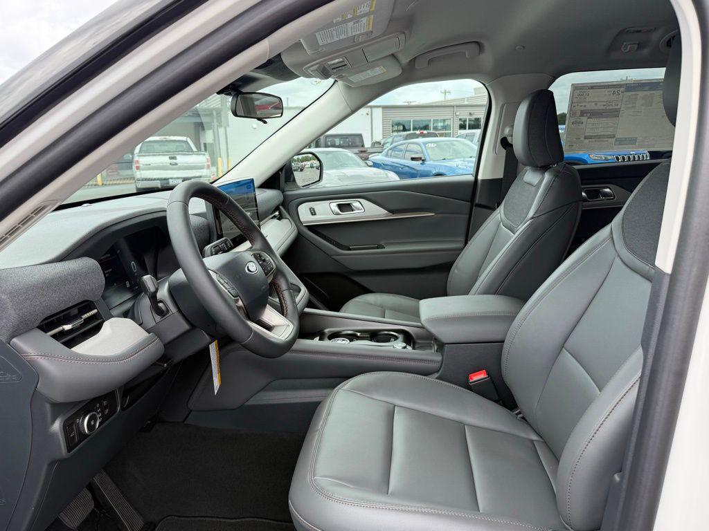 new 2025 Ford Explorer car, priced at $40,277