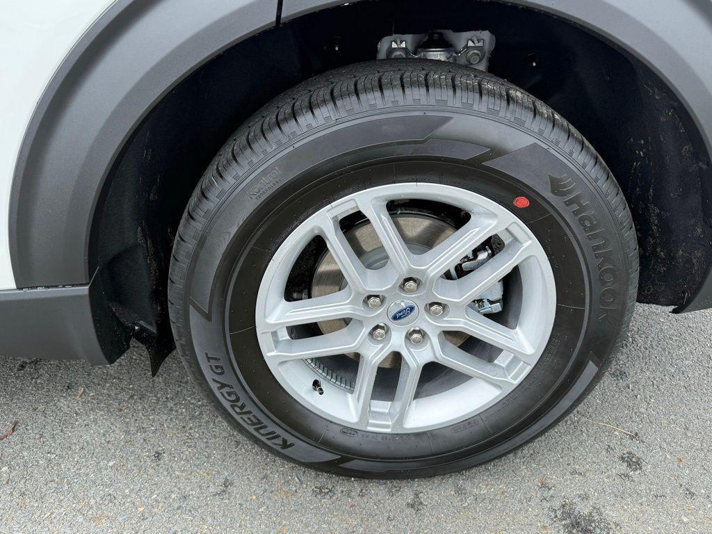 new 2025 Ford Explorer car, priced at $40,277