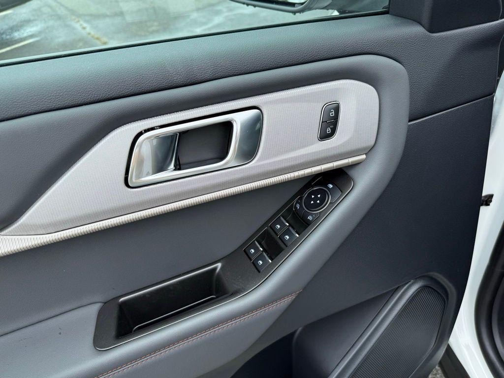 new 2025 Ford Explorer car, priced at $40,277