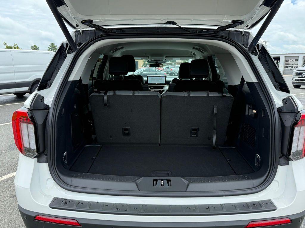 new 2025 Ford Explorer car, priced at $40,277