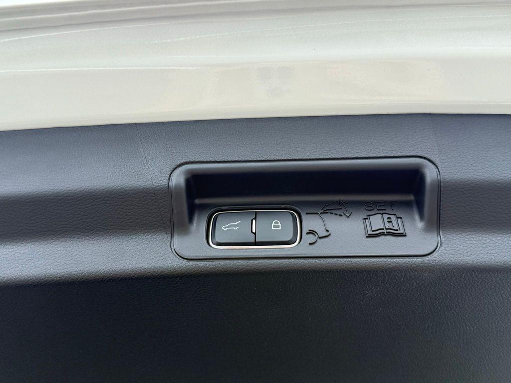 new 2025 Ford Explorer car, priced at $40,277