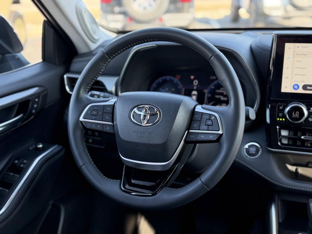 used 2023 Toyota Highlander car