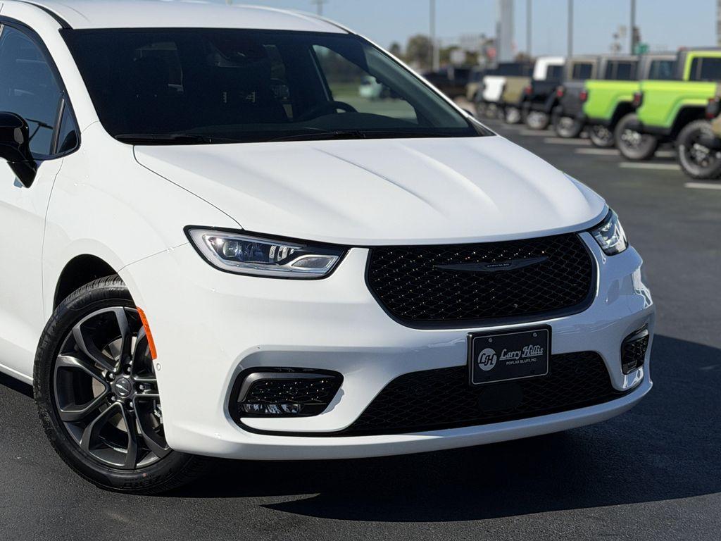 new 2026 Chrysler Pacifica car, priced at $41,969