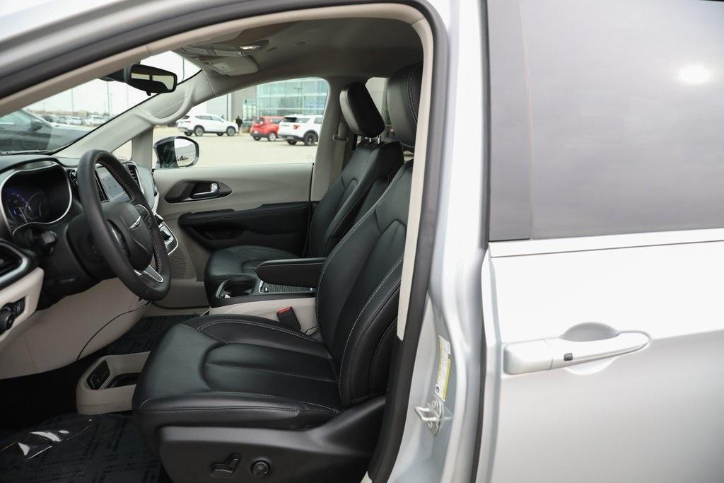 used 2024 Chrysler Pacifica car, priced at $25,795
