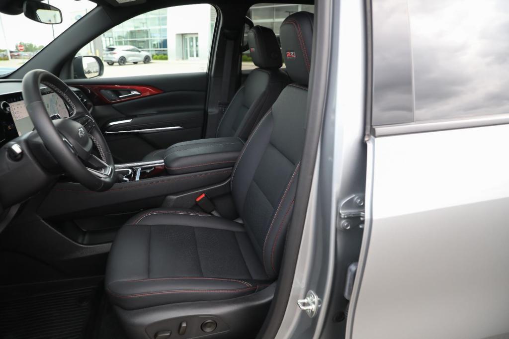 used 2025 Chevrolet Traverse car, priced at $47,992