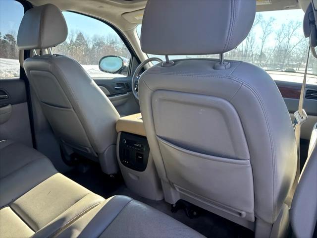 2009 RED Chevrolet Avalanche