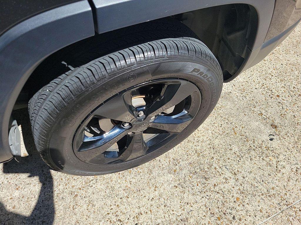 used 2020 Jeep Cherokee car, priced at $18,251