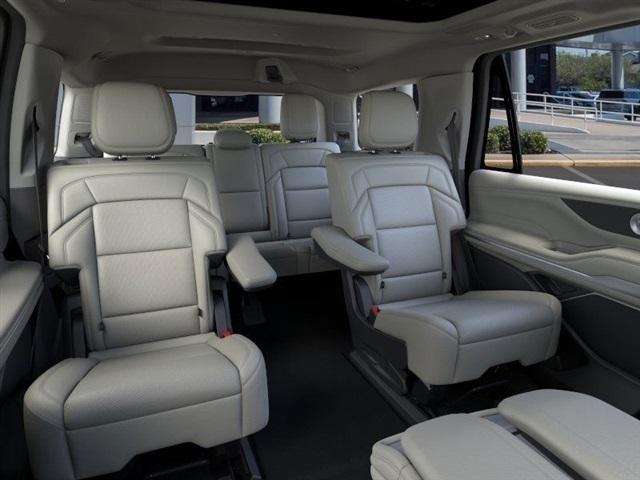 new 2025 Lincoln Navigator car, priced at $93,078