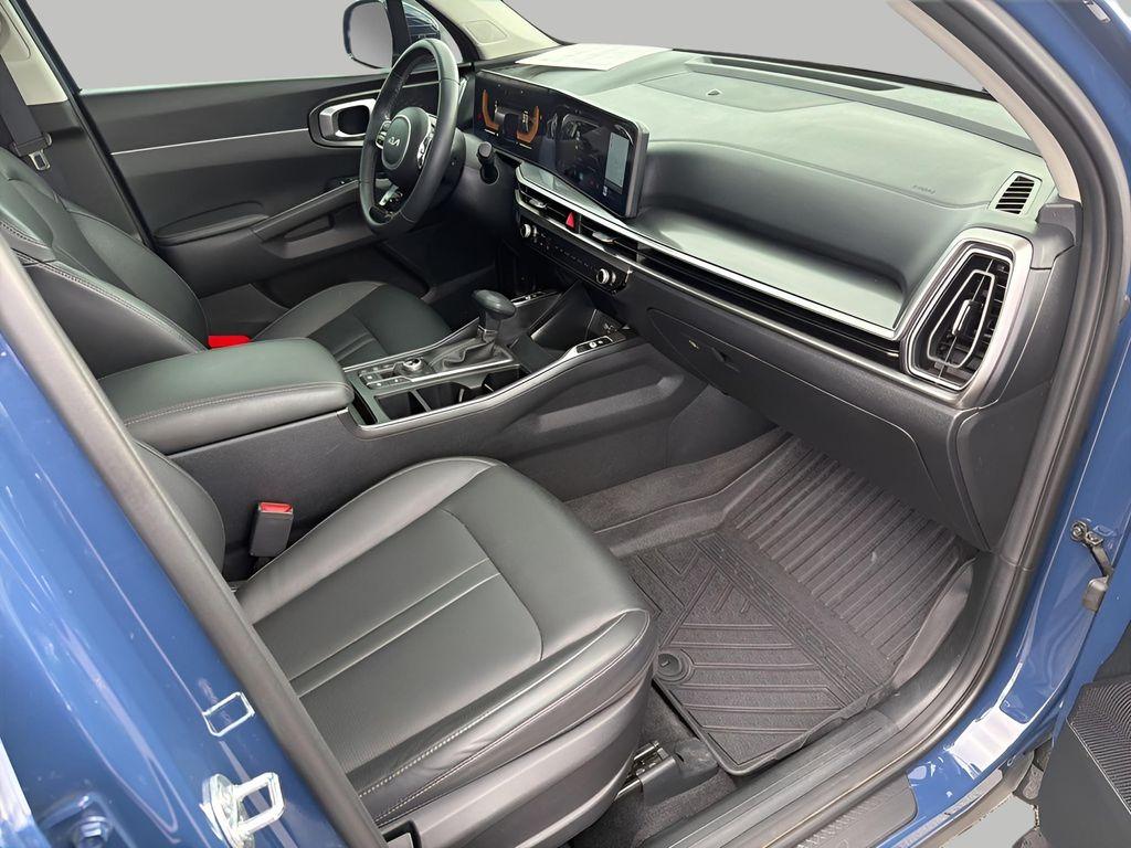 used 2025 Kia Sorento car, priced at $31,089
