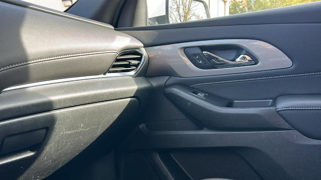 used 2023 Chevrolet Traverse car, priced at $31,990