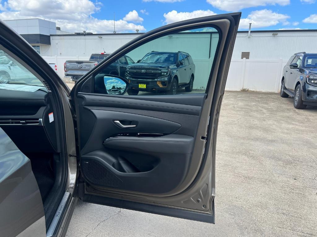 new 2025 Hyundai TUCSON Hybrid car, priced at $39,920