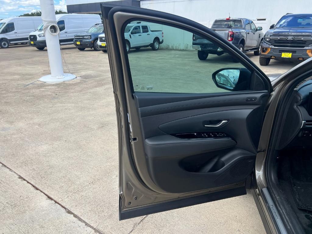 new 2025 Hyundai TUCSON Hybrid car, priced at $39,920