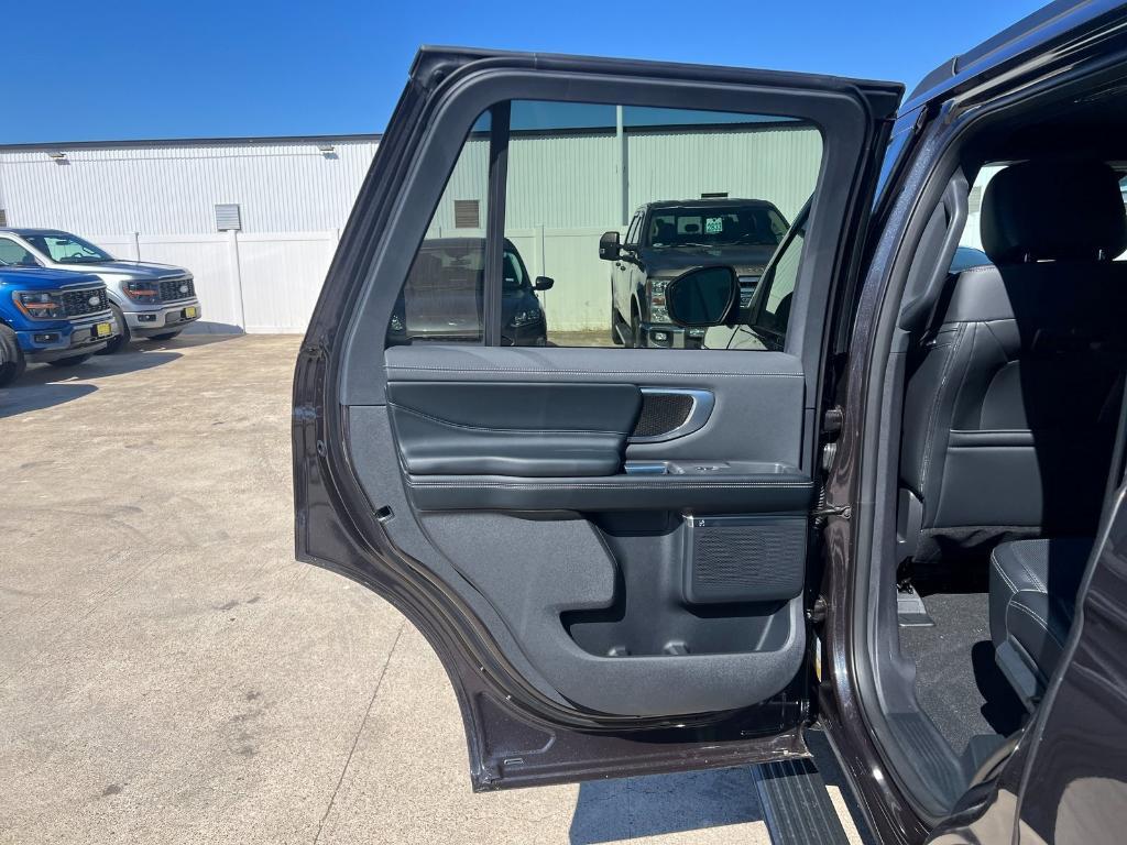 new 2025 Ford Expedition car, priced at $75,670