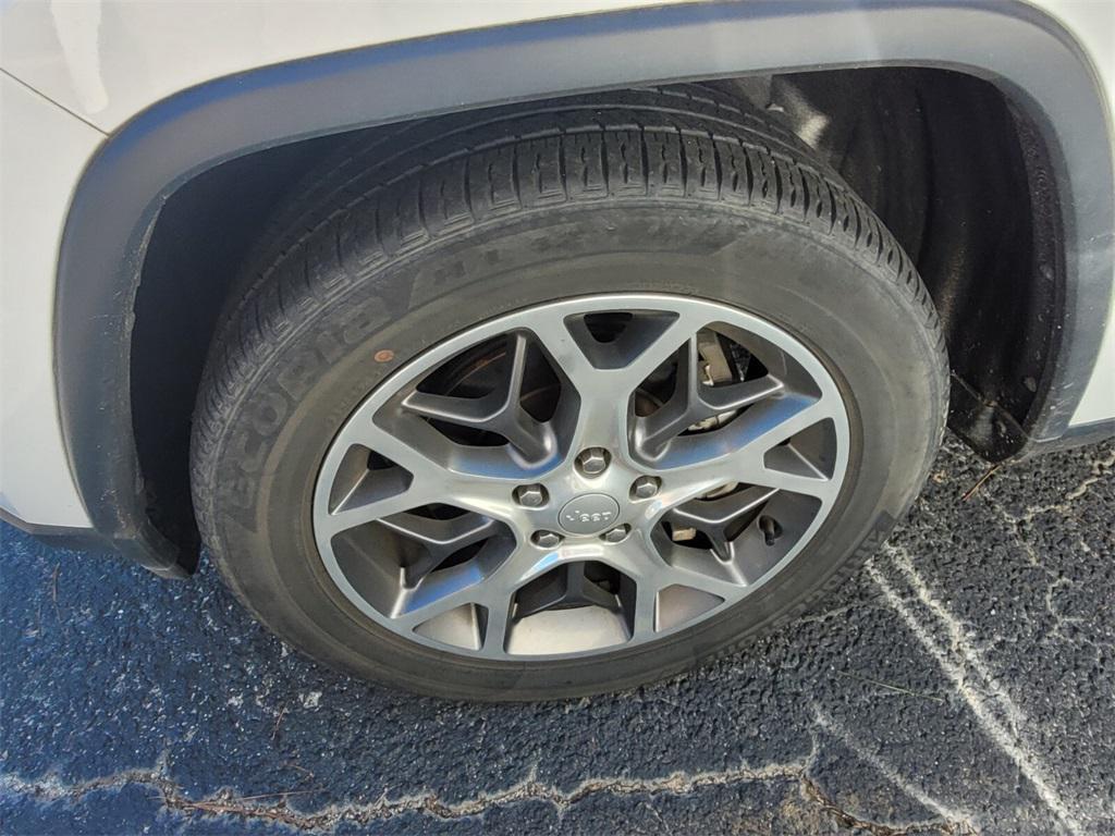 used 2022 Jeep Grand Cherokee car, priced at $27,399