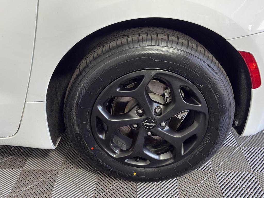 used 2022 Chrysler Pacifica Hybrid car, priced at $26,995
