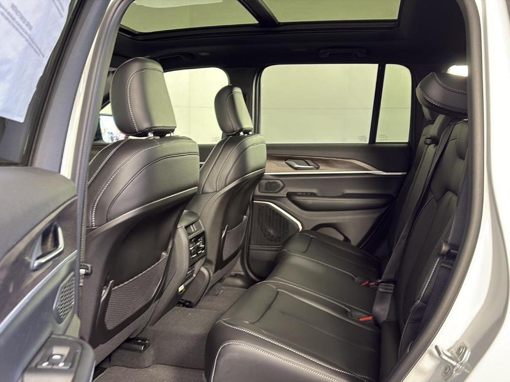 new 2026 Jeep Grand Cherokee car, priced at $41,986